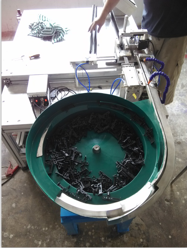 某汽车配件厂—玻璃门框水切条卡扣自动组装装置